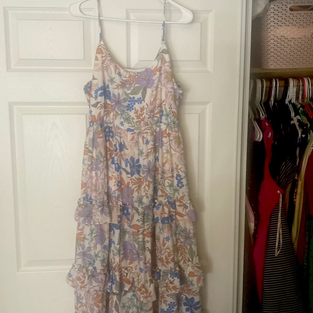 Beautiful maxi dress worn once has a little stretch on the sides